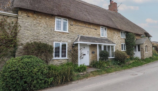 COBBLERS COTTAGE, pet friendly, with open fire in Langton Herring