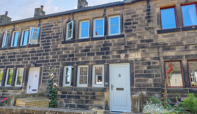 COBBLES COTTAGE, character holiday cottage in Heptonstall