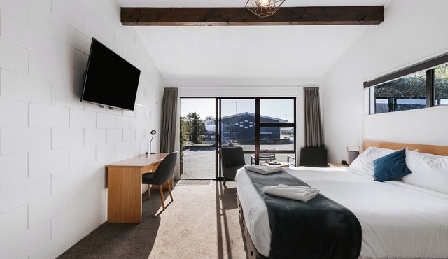 Cobblestone Court Motel – Wenzel Motels