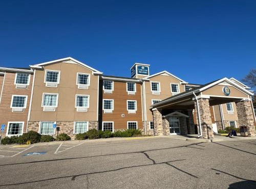 Cobblestone Hotel & Suites - Hutchinson