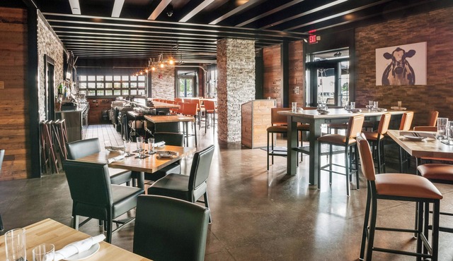 Cobblestone Hotel & Suites - Appleton International Airport