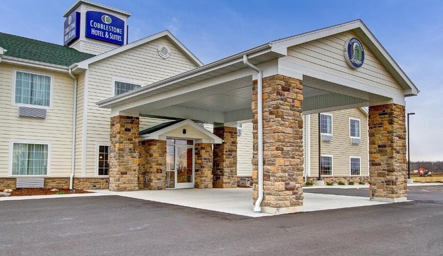Cobblestone Hotel & Suites Pulaski/Green Bay
