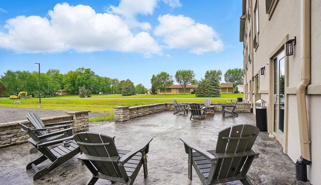 Cobblestone Hotel & Suites-RussellsPoint