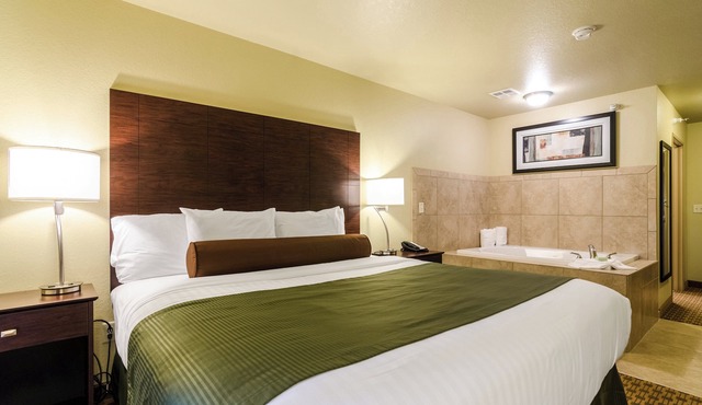 Cobblestone Inn & Suites - Cambridge