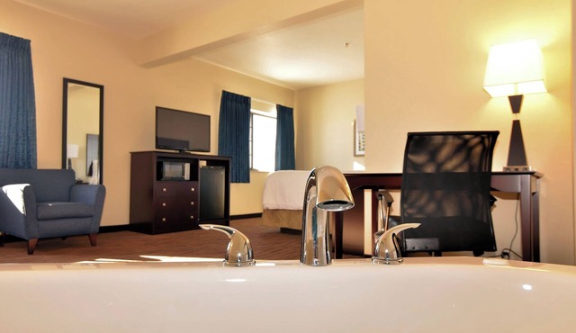 Cobblestone Inn & Suites - Holstein