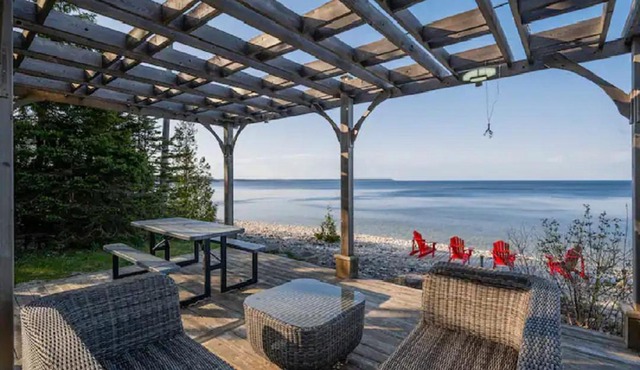 Cobblestone Waterfront cottage 4 Bedrooms, 2 Bathrooms, Sauna at Lion Head