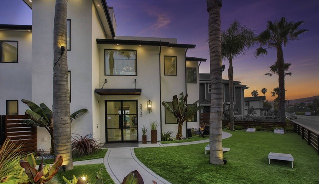 Cobbo's Beach House - WOW/Luxe/HOT TUBS/Views/STEPS TO BEACH