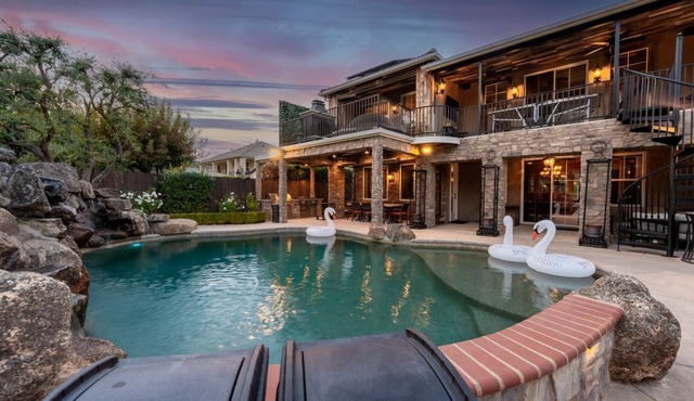 Cobbo's House - wow, luxe, hot tub, pool, gym, gazebo, games, pickleball, bikes
