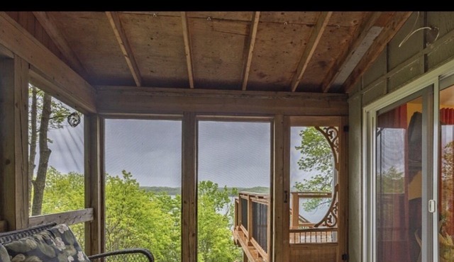 Cobby House 2 bedroom + Loft. (Just installed new 16 x 16 dock)