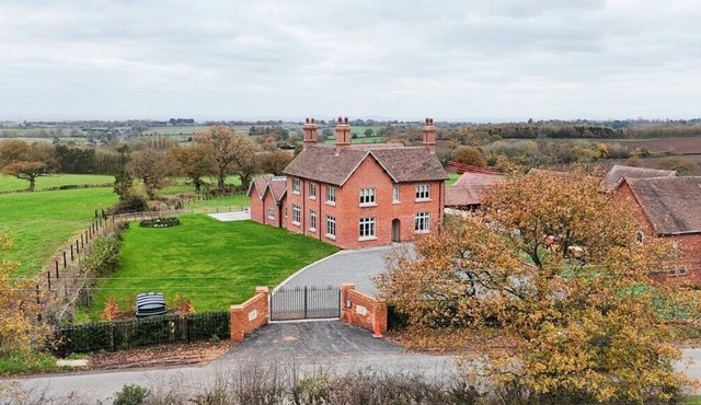 Cobley Hill Farm - Sleeps 24