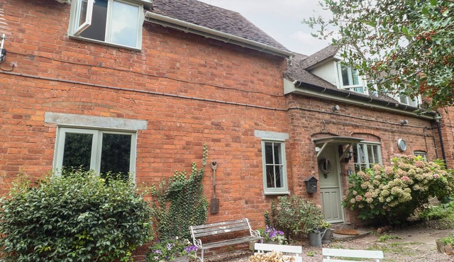 COBWEB COTTAGE, pet friendly, character holiday cottage in Ledbury