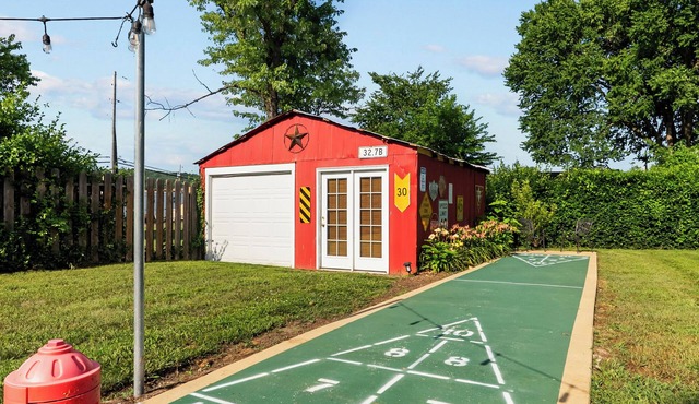 Coca Cola Cottage-Stay & Play Near Purina Farms w/private Pet Friendly back yard