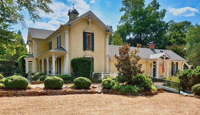 Cochran-Jackson House: Step back in time and still enjoy the modern amenities!