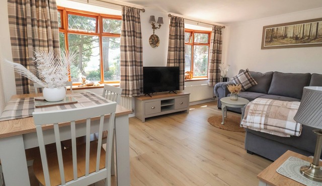 COCK BANK COTTAGE, pet friendly, with a garden in Bangor-On-Dee