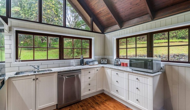 Cockatoo Hideaway - Cabin and Log House - Secluded and Relaxing Hideaway