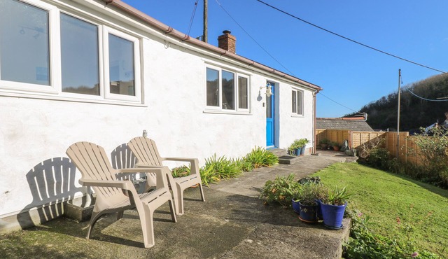 COCKLE ISLAND COTTAGE, romantic, with open fire in Porthallow