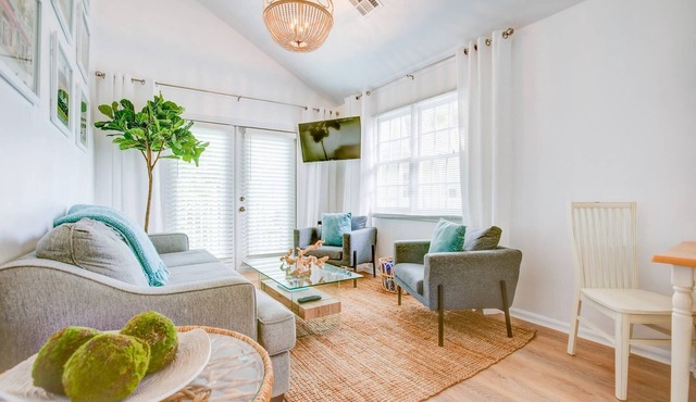 Cocktails & Dreams: Modern 2nd Floor Condo, Steps from Duval St, Seaport, Waterpark, Beach & Pool!
