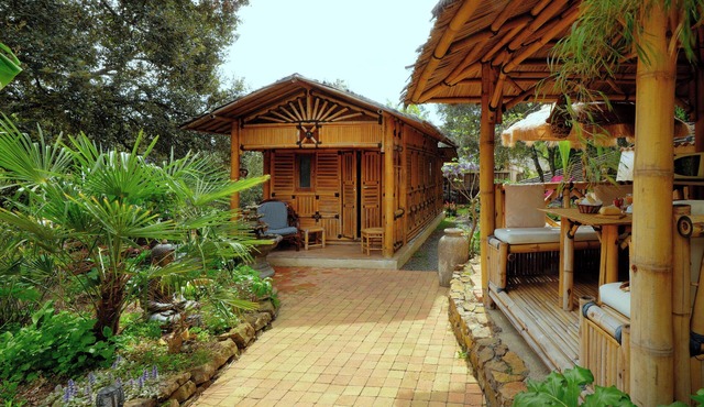 Coco Banane , Maison de Bali en Bambou, Insolite Dans un Jardin Exotique 2 per