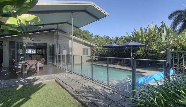 Coco Beach Villa - Tropical Beachfront Haven