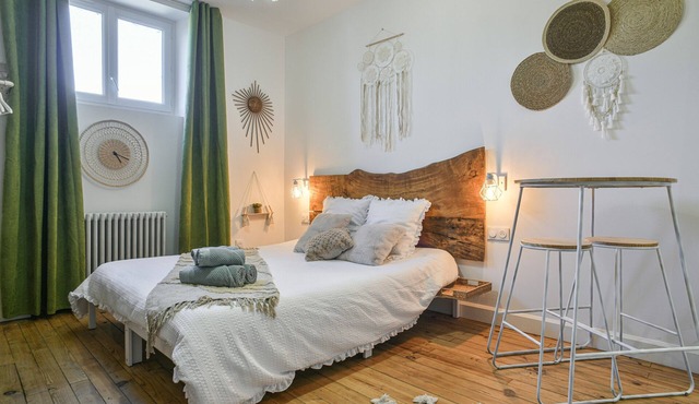 Cocoon Room with Garden and Private Jacuzzi Option