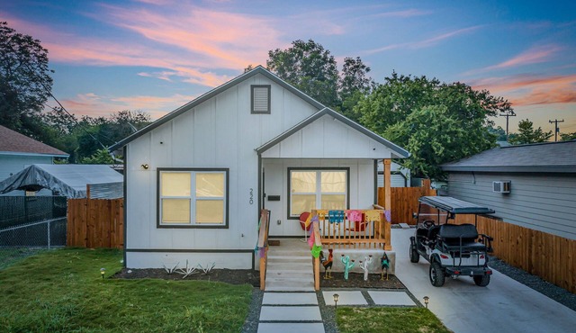 Coco House rental home sleeps 6, ample outdoor seating, jacuzzi and a golf cart!