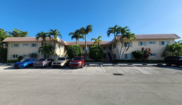 Coco Palms Apartments By Lowkl