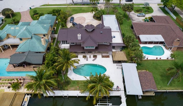 Coco Sands Riverfront Pool Home w/5 Bedrms - 3 min to the beach