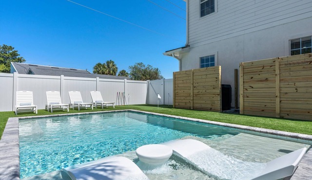 Coco Villa: Luxury stay, Heated Pool, 3 Blocks to Beach