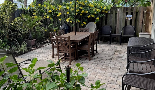 COCOA BEACH/CAPE CANAVERAL - FAMILY BEACH & VACATION HOME; SNOWBIRD DELIGHT