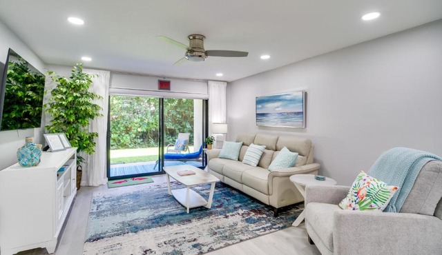 Cocoa Beach Condo w/Community Pool & Hot Tub!