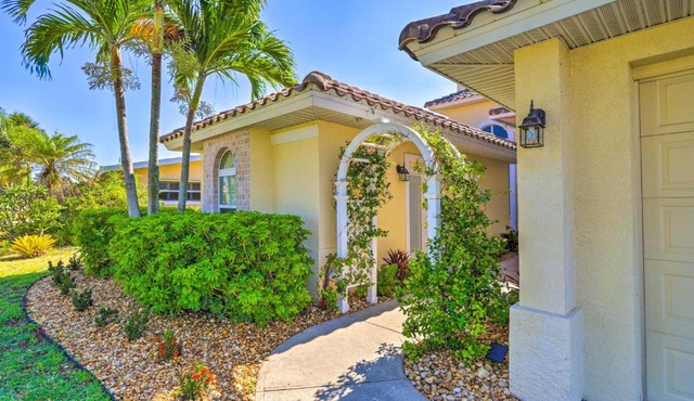 Cocoa Beach Studio about 2 Mi to the Sandy Shore!