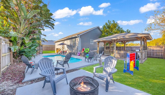 Cocoa pool+jacuzzi house! Firepit! Cruises! Space Center! USSA fields!Fenced