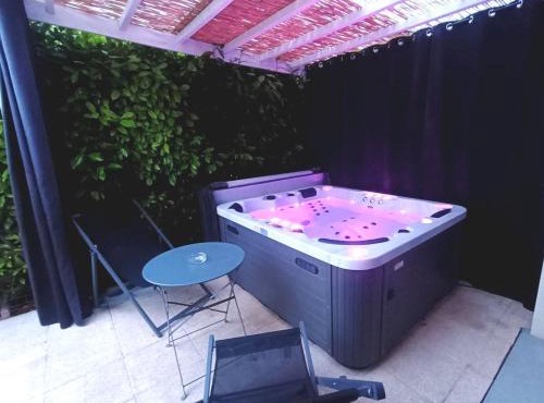 Cocon romantique avec jacuzzi extérieur