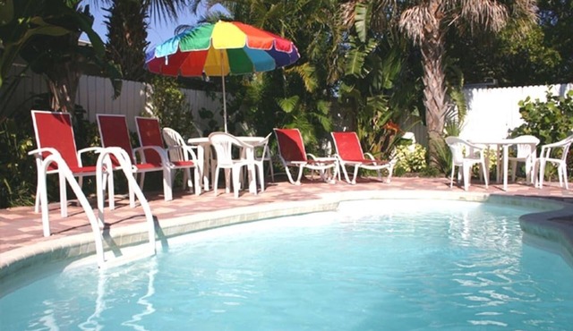 COCONUT CABANA Heated Pool, two minutes walk to Beach.