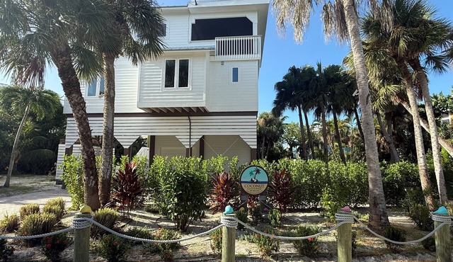 Coconut Castaway-Ocean Views, Golf Cart, Club Pool, Walk to Beach