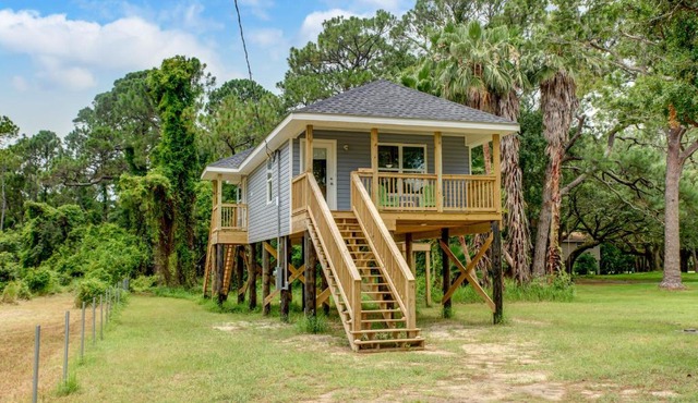 Coconut Cottage - Feel like you are sleeping in a treehouse! Bikes included - close to bike trail home