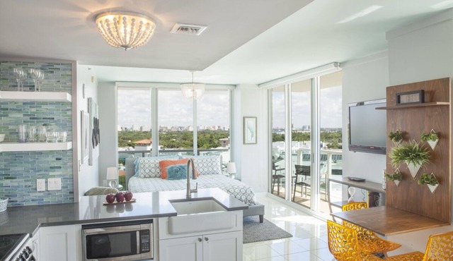 Coconut Grove:10th Fl Studio-Parking Included