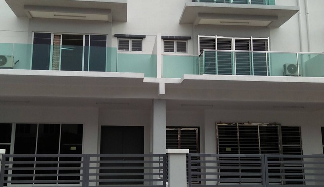 Coconut HomeStay Tanjong Karang ，Selan. .椰子民宿是渡假的好地方→屋子明亮→客厅和房间很宽阔→是悠庄地方，这里出入方便。