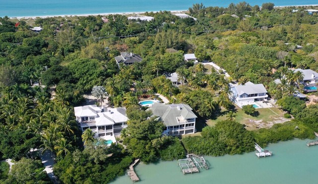 Coconut palm house - 5 Bedroom Private Pool Home- Dog Friendly!