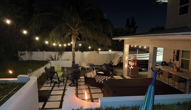 Coconut Trail Resort-Family-Friendly Bamboo retreat w/pool, hot tub outdoor bar