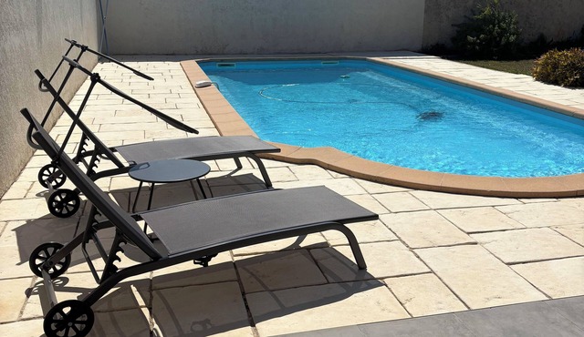 COCOON HOUSE WITH GARDEN AND POOL 10 MINUTES FROM THE COTE BLEUE AND BEACHES