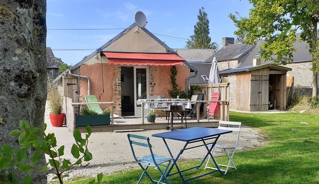 Cocoon of greenery between sea and countryside