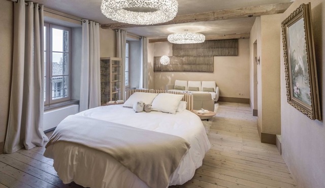 Cocoon suite in a former silk factory A la Galicière