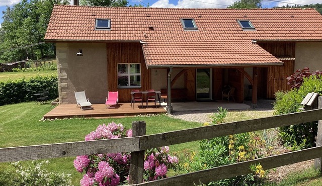 Cocooning spirit" gîte close to hiking trails and cycle path.