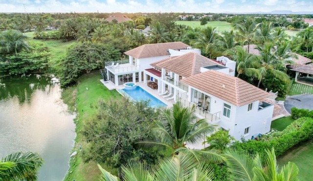 Cocotal Mansion: Two villas ideal for groups with pools, Jacuzzi & full staff