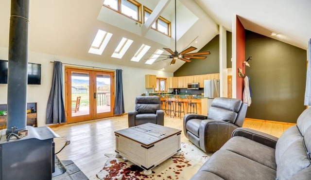 Cody retreat with a view and hot tub