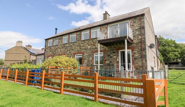 COED Y GLYN BACH EQUESTRIAN, pet friendly, with a garden in Penygroes