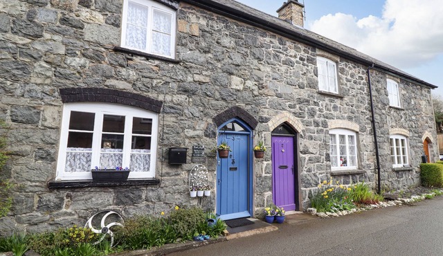COED Y GLYN, pet friendly, character holiday cottage in Bala