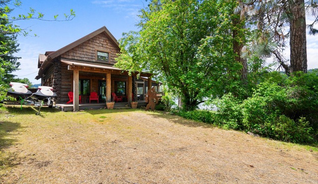 Coeur d'Alene Lake Cabin with Grass to the Water's Edge