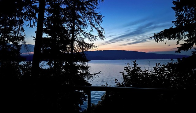 Coeur d'Alene Lake Escape -Stunning Views, Private Beach, and Cozy Retreat!
